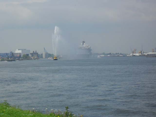 Aankomst cruiseschip ms Koningsdam van de Holland America Line aan de Cruise Terminal Rotterdam